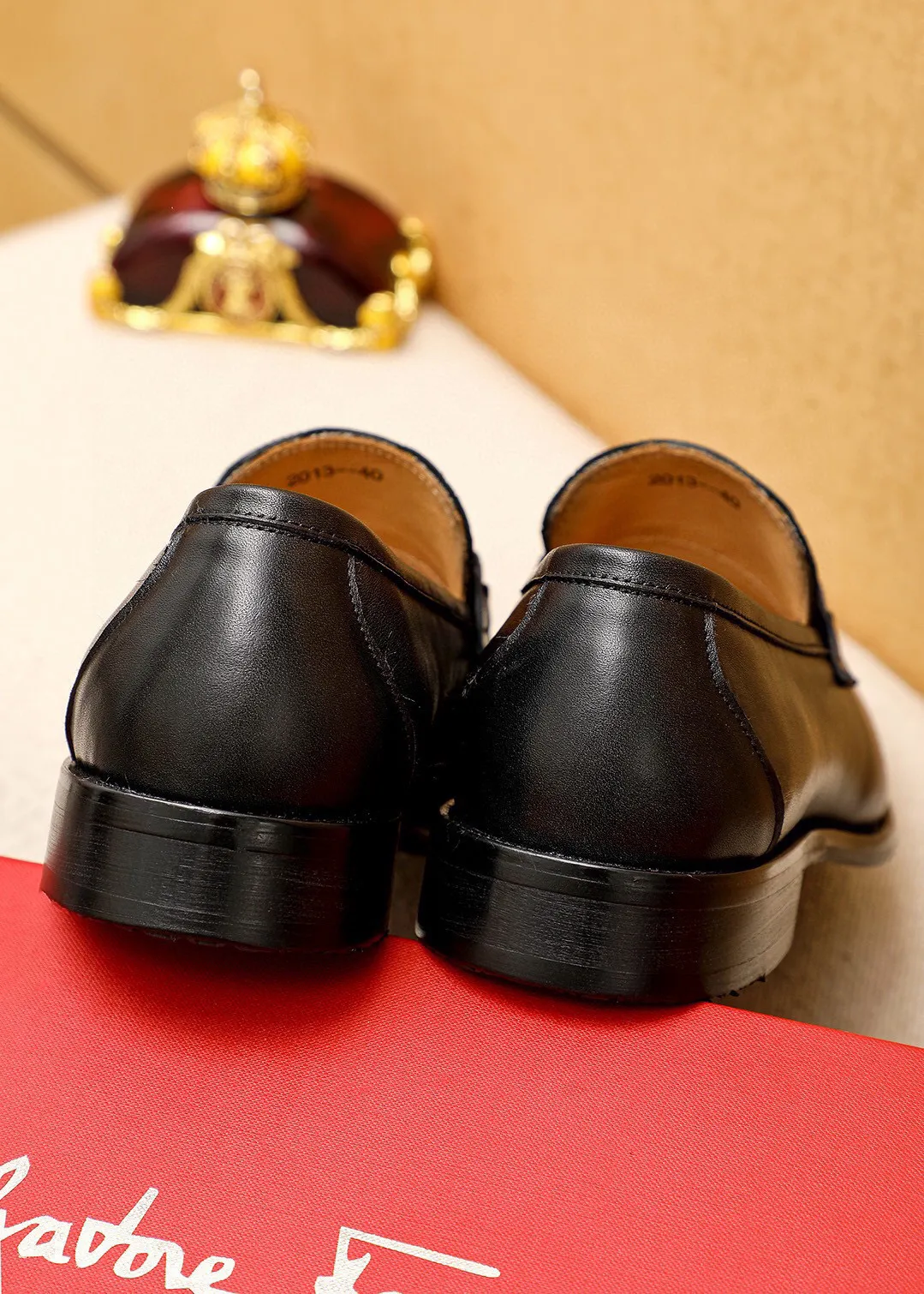 Men's shoes 💰460 💐 Product trademark: Ferragamo "Ferragamo" casual leather shoes Regular size: 38-44 (45🉑️customized) Product materials: Selected imported first-layer calfskin embossed upper + luxury hardware buckle, imported water-dyed cowhide leather lining. Strong three-dimensional visual effect, original combination outsole Color: 1⃣️color optional